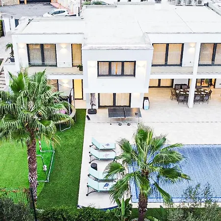 Villa Moroz - By Bedzy Almancil